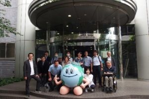 図５.センター入口でグループ記念写真